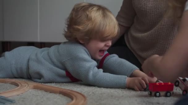 Jonge Vrouw Met Kleine Zoon Dochter Spelen Met Speelgoed Weg — Stockvideo