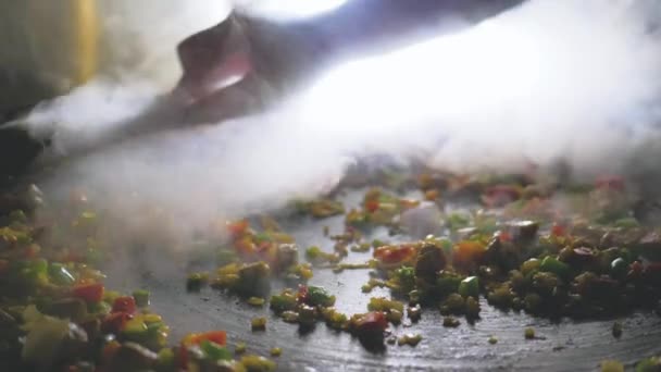 Crop Chef Anonimo Mescolando Friggere Verdure Fresche Con Cucchiaio Legno — Video Stock