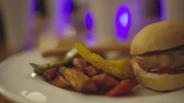 햄버거와 맛있는 요리와 포장하기 — 비디오