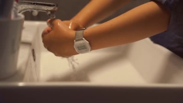 Seitenansicht Des Nicht Wiederzuerkennenden Kleinen Kindes Beim Händewaschen Waschbecken Gemütlichen — Stockvideo