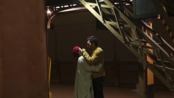 Románticos Abrazándose Durante Noche Ciudad Desde Plataforma Observación Torre Eiffel — Vídeo de stock