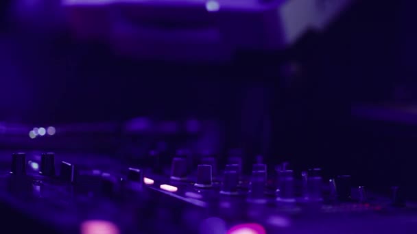 Deasupra Luminos Vii Consola Muzică Butoane Strălucitoare Colorate Întuneric Club — Videoclip de stoc