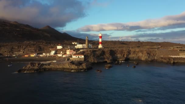 Minunata Vedere Dronă Farului Situat Stâncă Litoral Împotriva Cerului Noros — Videoclip de stoc