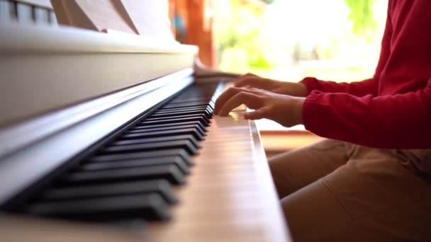 Niño Anónimo Recortado Tocando Piano Mientras Leía Notas Ensayaba Canción — Vídeos de Stock