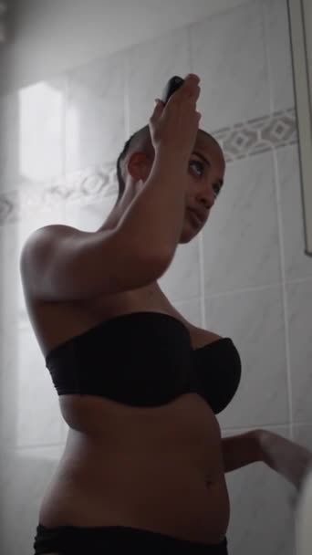 Seitenansicht Einer Fokussierten Afroamerikanerin Dessous Die Badezimmer Steht Und Trimmer — Stockvideo