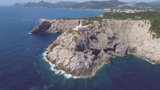 Kavisli Yolu Olan Kayalık Deniz Kıyısındaki Deniz Feneri — Stok video