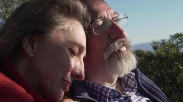 Крупный План Видом Тихую Пожилую Пару Обнимающую Дремлющую Отдыхающую Вместе — стоковое видео