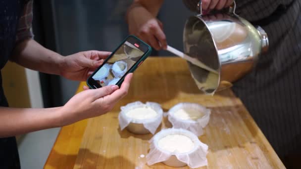 Vystřižené Nerozpoznatelné Sporáky Pomocí Mobilního Telefonu Fotit Při Pečení Společně — Stock video