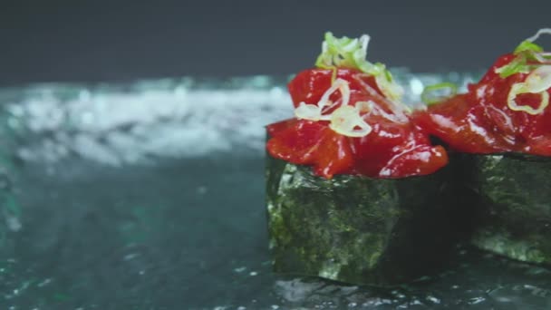 Vista Panorámica Derecha Sushi Delicioso Con Pescado Rojo Nori Servido — Vídeos de Stock