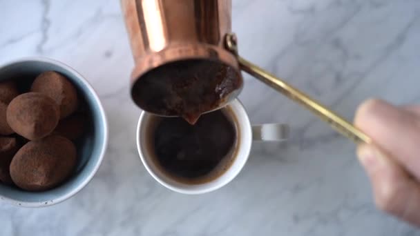 Fentről Termés Névtelen Öntés Forró Főtt Kávé Török Pot Csészébe — Stock videók