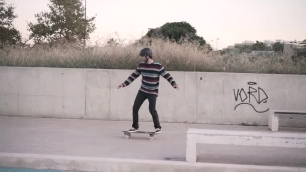 Hipster Mann Skatet Der Stadt — Stockvideo