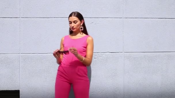 Повне Тіло Чудової Молодої Жіночої Моделі Елегантному Рожевому Загальному Високими — стокове відео