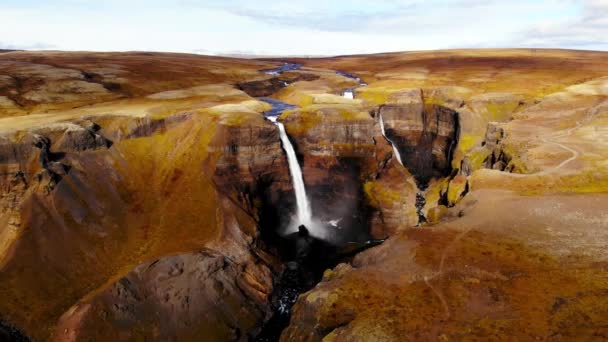 Zoom Out Aerial View Powerful Stream Falling Rough Cliffs Traveler — Stock Video