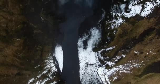 Cascade Puissante Dans Une Campagne Enneigée — Video