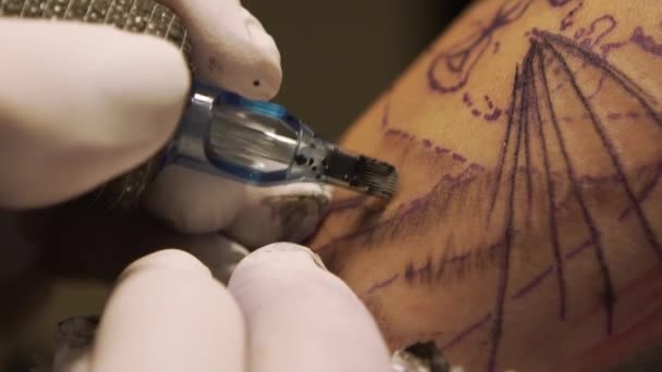 Close Tatuagem Sem Rosto Cultura Usando Máquina Fazer Tatuagem Com — Vídeo de Stock