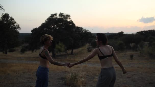 Vista Lateral Jóvenes Amigas Lesbianas Con Cuerpos Tatuados Abrazándose Acariciándose — Vídeos de Stock