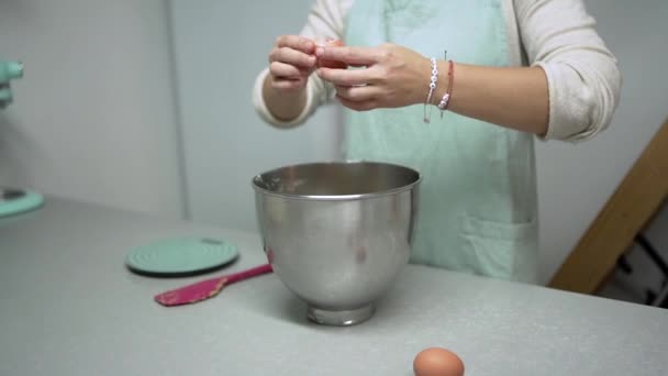 Beskär Anonym Kvinnlig Konfektyr Bryta Ägg Stålskål Medan Förbereder Dessert — Stockvideo