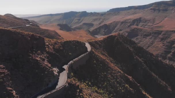 Luftaufnahme Der Straße Zwischen Felsigen Bergen Auf Der Kanarischen Insel — Stockvideo