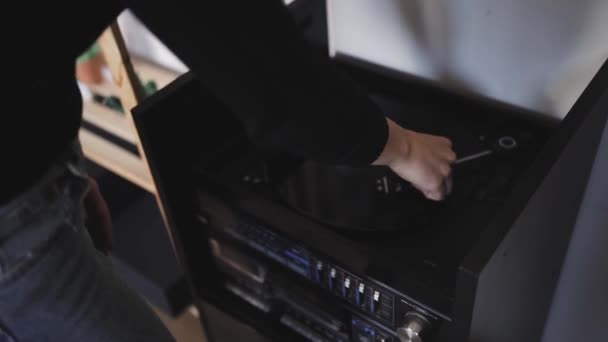 Mujer Encendiendo Vinilo Casa — Vídeo de stock