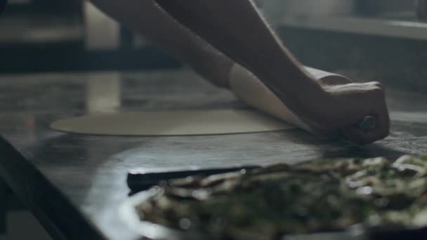 Uomo Anonimo Ritagliato Con Mattarello Allungare Pasta Fresca Sul Tavolo — Video Stock