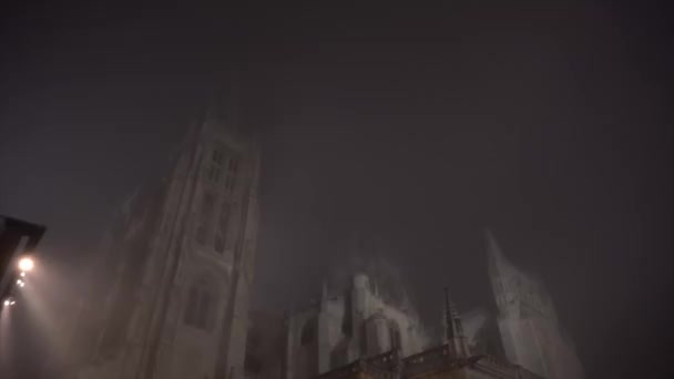 Parede Iluminada Redor Velha Catedral Noite Nebulosa — Vídeo de Stock