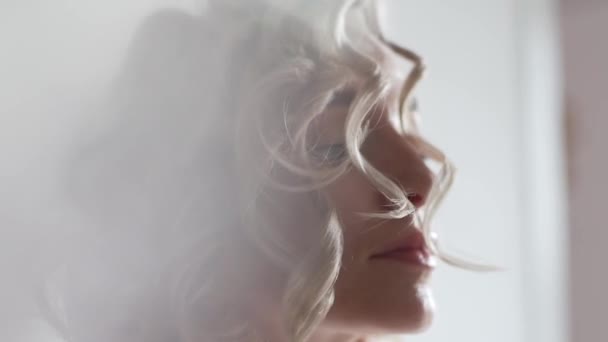 Вид Збоку Жінки Залізним Завиванням Волосся Домашніх Умовах Виготовленні Стильного — стокове відео