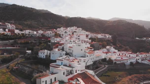 Drone Uitzicht Stad Vallei Van Bergen — Stockvideo