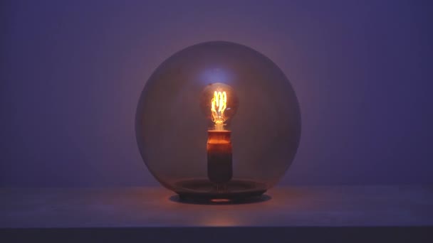 後に暗い青色の部屋でオフになる球状の照明ランプへのアプローチ — ストック動画