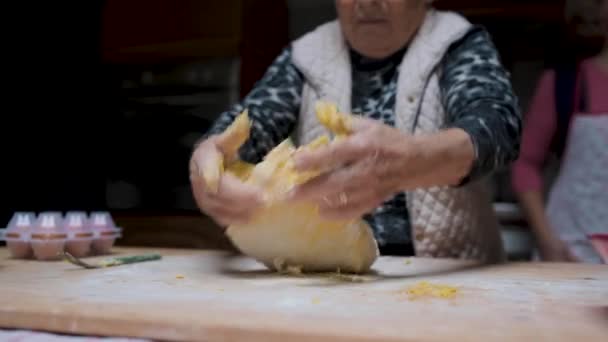 Senior Hembra Pie Mesa Cocina Amasar Masa Mientras Preparan Los — Vídeos de Stock