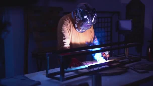 Unbekannter Männlicher Angestellter Schutzhandschuhen Und Helm Bei Arbeit Dunkler Werkstatt — Stockvideo