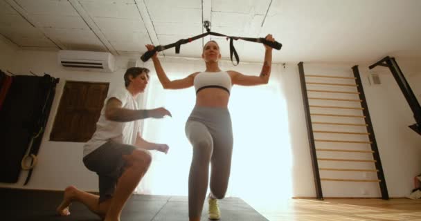 Cuerpo Completo Atleta Femenina Delgada Haciendo Embestidas Equipo Trx Durante — Vídeos de Stock