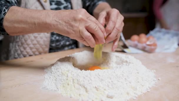 Beskuren Anonym Hona Förbereder Träbord För Matlagning Inhemska Italienska Tortellini — Stockvideo