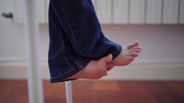 Boční Pohled Houpající Nohy Bosé — Stock video