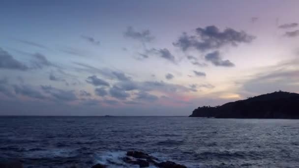 Île Sombre Entourée Vagues Mousseuses Sous Ciel Nuageux — Video