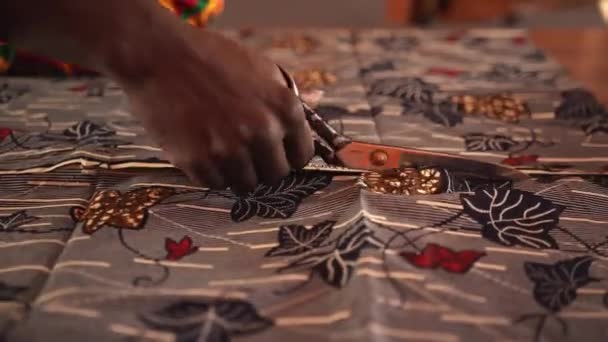 Cosecha Irreconocible Sastre Afroamericano Chaqueta Naranja Corte Textil Azul Con — Vídeos de Stock