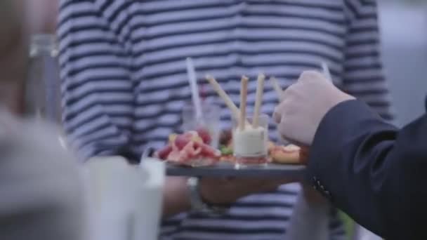 Mano Cultivo Invitado Boda Anónimo Tomando Delicioso Cono Canapé Camarero — Vídeo de stock