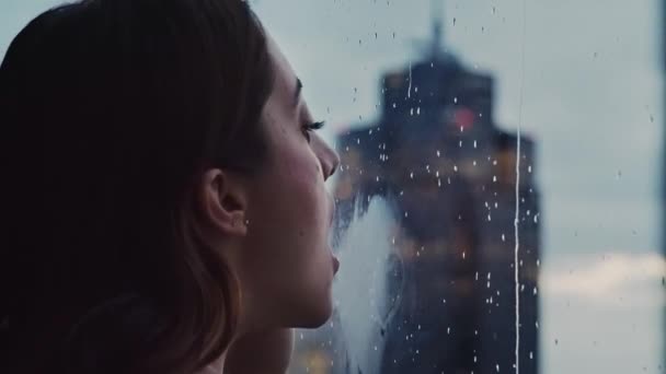 Yakından Bakınca Yağmurun Keyfini Çıkarırken Islak Camlara Kalp Resmi Çizen — Stok video