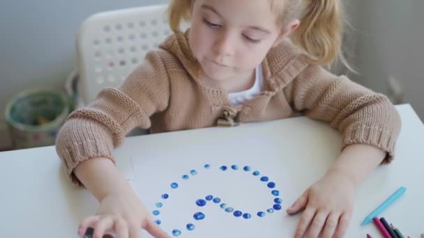 Χαριτωμένο Παιδί Casual Ντύσιμο Ζωγραφίζει Δάχτυλα Ενώ Κάθεται Στο Τραπέζι — Αρχείο Βίντεο