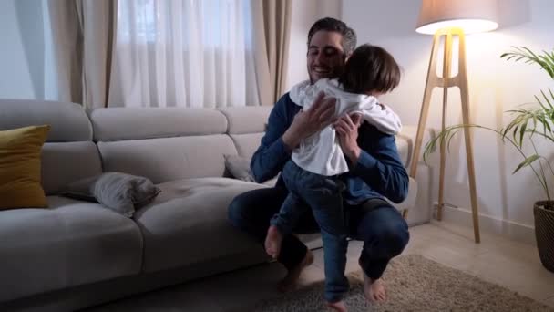 Χαρούμενο Αγοράκι Τρέχει Προς Τον Πατέρα Του Και Τον Αγκαλιάζει — Αρχείο Βίντεο