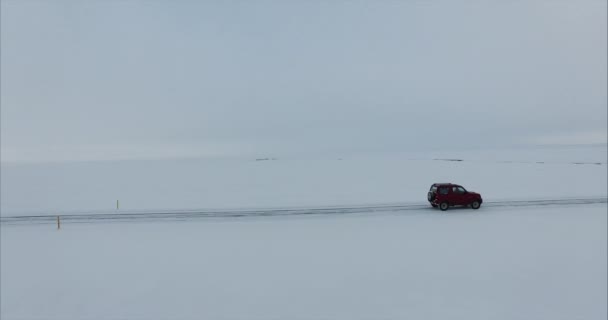 Auto Fährt Durch Verschneites Feld — Stockvideo