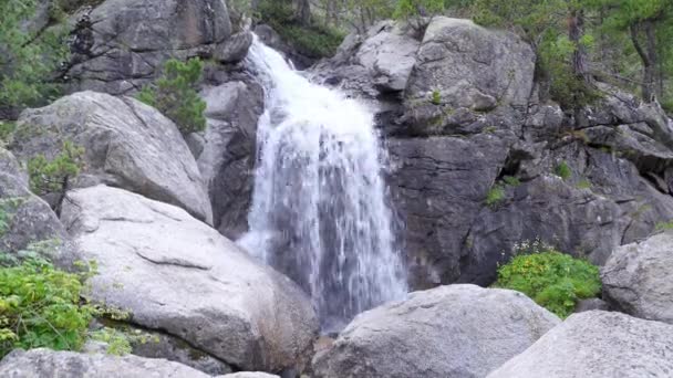 Dağ Nehrinin Şelalesi Uçurumlardaki Ağaçların Arasından Büyük Kayaların Üzerinden Akıyor — Stok video