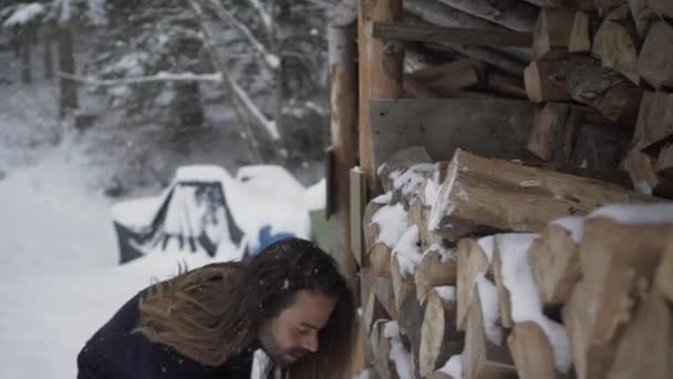 Junger Mann Warmer Kleidung Nimmt Bei Schneefall Kalten Wintertagen Schuppen — Stockvideo