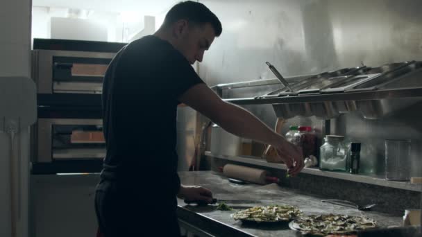 Вид Збоку Повільний Рух Чоловічого Шеф Кухаря Розкладає Зелену Петрушку — стокове відео