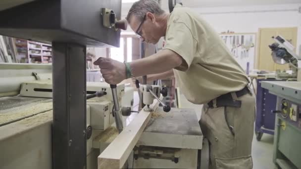 Degelijke Timmerman Die Hout Boort Moderne Werkruimte — Stockvideo