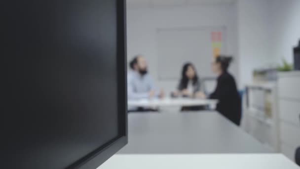 Vážní Mladí Muži Ženy Formálních Šatech Sedí Stolu Dělají Poznámky — Stock video