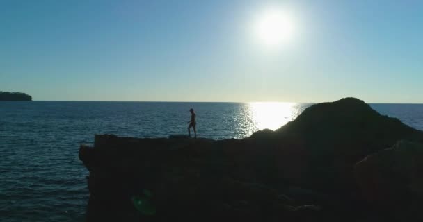 Vista Laterale Della Silhouette Dell Uomo Irriconoscibile Sui Pantaloncini Bagno — Video Stock