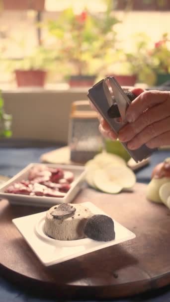 Crop Chef Irriconoscibile Cospargere Formaggio Morbido Con Tartufo Utilizzando Grattugia — Video Stock