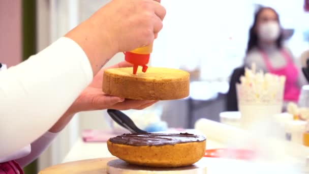 在面包店的木架上 一个无法辨认的人把手放在蛋糕顶上 — 图库视频影像