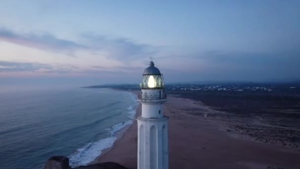 Drohnenblick Auf Den Alten Weißen Leuchtturm Von Trafalgar Der Felsigen — Stockvideo