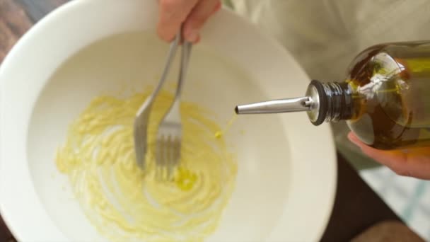 大小不等的厨师在厨房里鞭打芥末和煮酱汁 — 图库视频影像